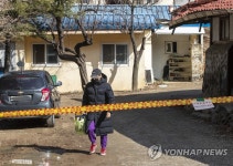 숙소 밖 나서는 신천지 신도