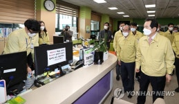 청도군청 직원 격려하는 정세균 국무총리
