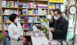 약국 찾은 민주당 이낙연 공동 상임선대위원장