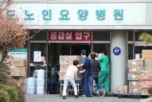 의료 물품 옮기는 청도대남병원 의료진