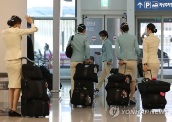 공항 나서는 대한항공 객실 승무원들