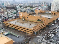 텅 빈 대형마트 옥상 주차장