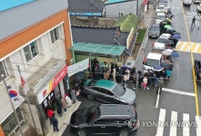 전남서도 공적 마스크 판매, 궂은 날씨에도 긴 줄