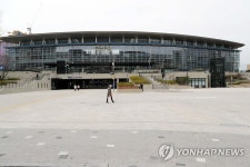 텅 빈 부산역광장
