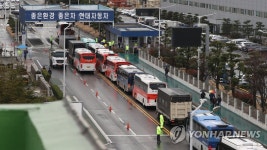 줄지어 들어가는 현대차 출근버스