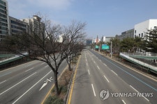 코로나19 여파로 집에서 조용히