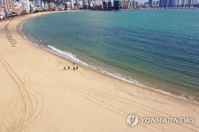 외출 삼가 텅 빈 광안리해수욕장