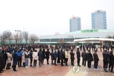3월 첫날도 하나로마트 앞 마스크 구매객 장사진…금방 동나(종합)