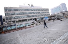 학생회관 앞, 동아리 홍보도 개강 이후로 연기