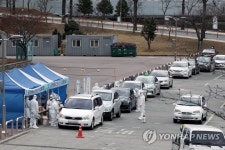 차량 길게 늘어선 염주체육관 선별진료소