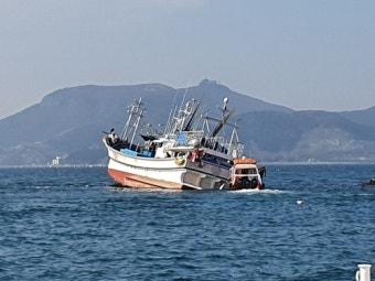 통영 해상서 어선 좌초…승선원 12명 전원 구조