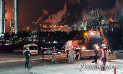파편 치우는 공장 관계자들