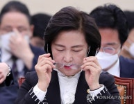 안경 착용하는 추미애 장관
