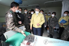 박능후, 민간 확진자 입원 앞둔 국군대구병원 점검