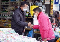 종로5가 약국거리 방문한 황교안 대표