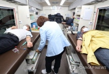 헌혈하는 강릉시 강동면 사회단체 회원들