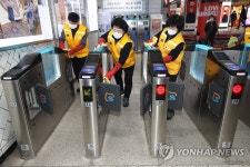 명동역 개찰구 청소