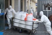 의료폐기용품 수거통 옮기는 의료진