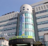 함께 이겨냅시다 구청에 등장한 대형 펼침막