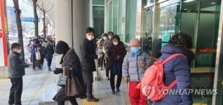 마스크 한 장이라도 더… 우체국·하나로마트마다 대기 행렬