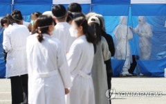 코로나19 검사 기다리는 의료진