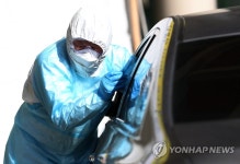 검체채취하는 의료진