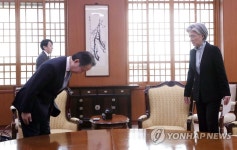 강경화 외교부 장관과 인사하는 주한일본대사