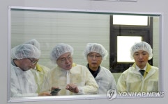 마스크 생산업체 방문한 문 대통령