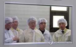 마스크 생산업체 방문한 문 대통령