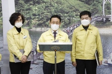 브리핑하는 이차영 괴산군수
