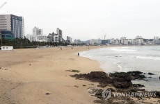 부산 송정해수욕장도 썰렁