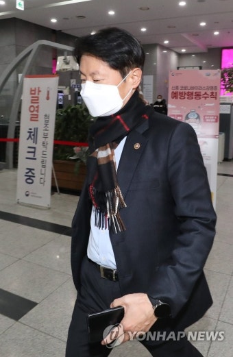 무거운 표정으로 세종청사 나서는 김강립 보건복지부 차관