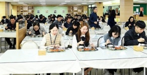 [카메라뉴스] 일렬로 앉아 점심 먹는 구리시 직원들