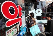 정부 마스크 유통사, 900~1천원에 받아 약국에 1천100원 공급