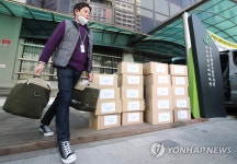 무료 급식소 폐쇄하고 도시락 배달하는 복지관