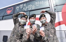헌혈 동참하는 23사단 장병들