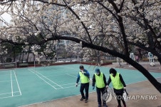 만개한 매화 아래 방역 봉사활동
