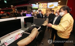 박양우 장관, 코로나19 점검차 PC방 방문