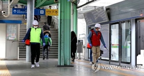 구로역 승강장 방역하는 시설관리공단 관계자