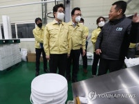 생산시설 살펴보는 조명래 장관