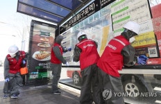 확진자 다수 발생 구로구 콜센터 앞 버스정류장 방역