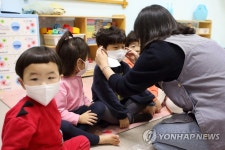 코로나19 예방 마스크 착용한 어린이들