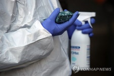 한 손엔 핫팩, 다른 한 손엔 소독제