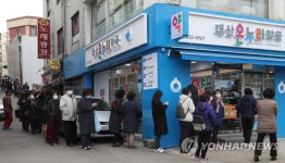 마스크 5부제 4일째, 여전히 약국 앞 장사진