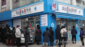 마스크5부제 4일째, 여전히 약국 앞 장사진
