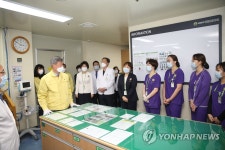 대전보훈병원 직원들 격려하는 박삼득 보훈처장