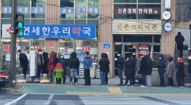 마스크5부제 첫 주말…평일에 못산 직장인 몰려 약국 북새통