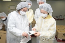 이의경 식약처장, 마스크 제조업체 방문