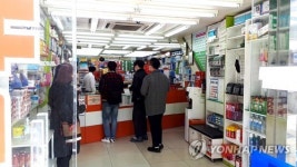 마스크 5부제 첫 일요일…한산해진 약국에 드디어 샀어