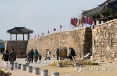 해미읍성을 찾은 휴일 관광객